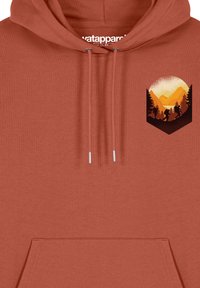 Roodbruine hoodie van zacht materiaal, met een grafisch embleem van bergen en bomen. Inclusief een voorzak en trekkoordjes.
