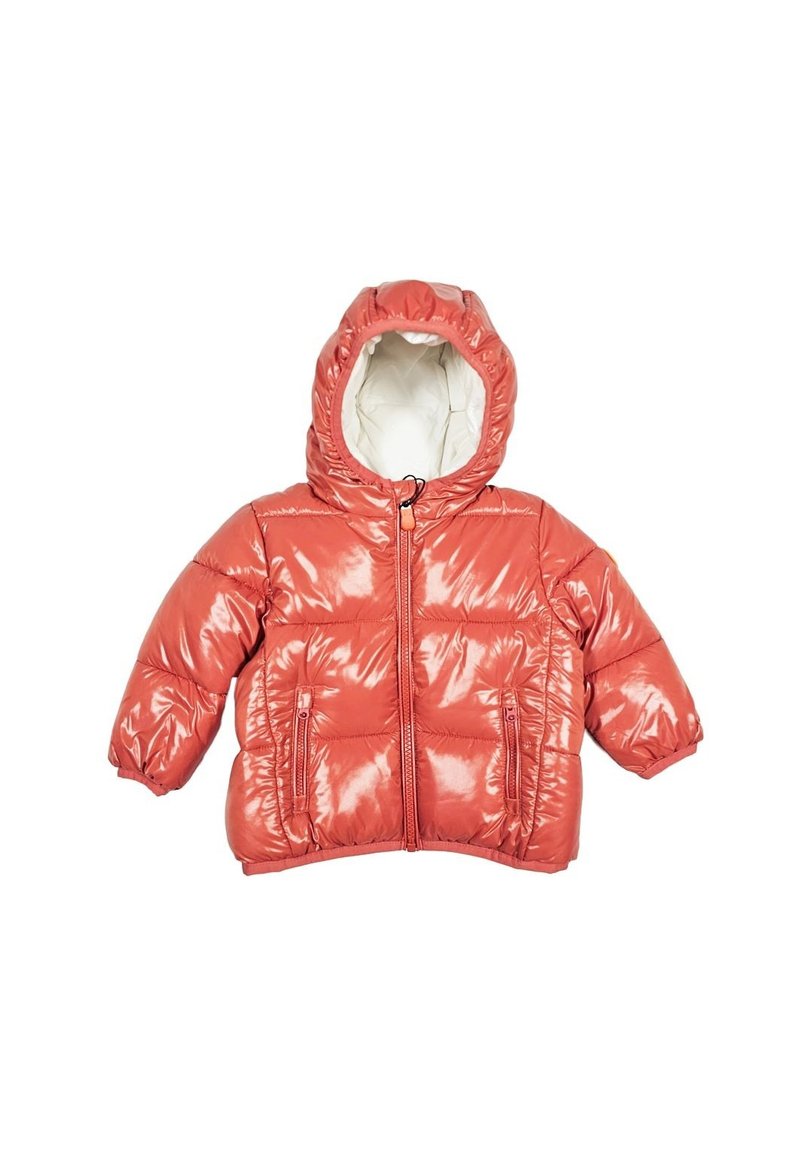 Giacca puffer corallo con texture lucida, chiusura frontale a zip, due tasche laterali e cappuccio foderato in tessuto bianco. Maniche corte e orlo arricciato.