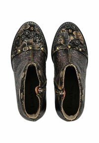 Stivaletti neri a pattern con design floreali, accenti metallici a contrasto e una cerniera laterale per una facile calzata. Finitura in pelle testurizzata.