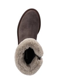 Bruine suède winterlaars met beige nepbontvoering en omgeslagen manchet, gezien van bovenaf.