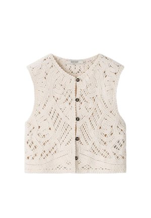 Gilet crocheté couleur crème avec des motifs complexes en treillis et floraux, sans manches avec cinq boutons foncés sur le devant.