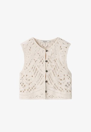 Gilet crocheté couleur crème avec des motifs complexes en treillis et floraux, sans manches avec cinq boutons foncés sur le devant.