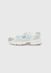 Weiße Sportschuhe mit blauen Akzenten, aus Mesh- und Synthetikmaterial, runder Zehenform, erhöhter Zunge und gepolsteter Sohle mit grauen Details.