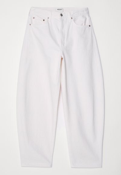 Pantalons en denim blanc avec une coupe décontractée, design à cinq poches, accents en rivets cuivrés et fermeture à bouton. Le tissu a une texture lisse.