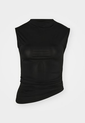 Top negro sin mangas con cuello alto, hecho de una tela suave. Presenta detalles fruncidos en un lado y una silueta ajustada.