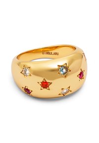 Anillo de color dorado con una superficie lisa y redondeada que presenta ocho acentos en forma de estrella decorados con piedras rojas, azules, rosas y transparentes.