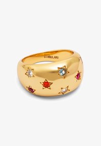 Anillo de color dorado con una superficie lisa y redondeada que presenta ocho acentos en forma de estrella decorados con piedras rojas, azules, rosas y transparentes.