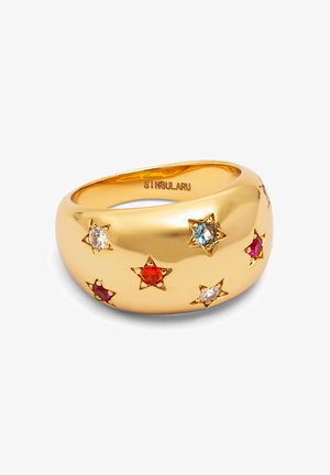 Anillo de color dorado con una superficie lisa y redondeada que presenta ocho acentos en forma de estrella decorados con piedras rojas, azules, rosas y transparentes.