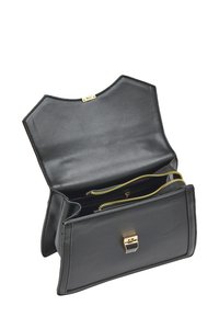 Zwarte leren handtas met een gestructureerd ontwerp, gouden sluiting en twee ritscompartimenten aan de binnenkant. Glad textuur en minimaal detail.