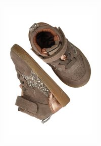 Bruine suède hoge sneakers met een glinsterende zijster, bronzen accenten en verstelbare klittenbandstrips. Getextureerde rubberen zool.