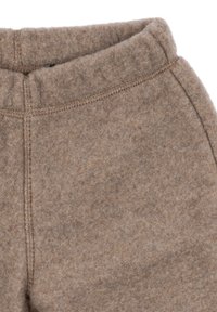 Rjave trenirke iz flisa z elastičnim pasom, z mehko teksturo in vidnimi šivi ob šivih.