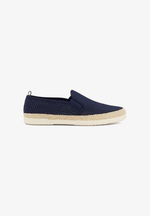 Chaussure bleu marine à enfiler avec empeigne en mesh respirant, semelle intermédiaire enveloppée de jute et semelle extérieure en caoutchouc blanc, conçue pour un usage décontracté.