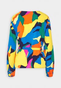 Blus med långa ärmar och ett färgglatt abstrakt mönster i blått, gult, orange och grönt. Har en bältad midja och mjuk tyg.