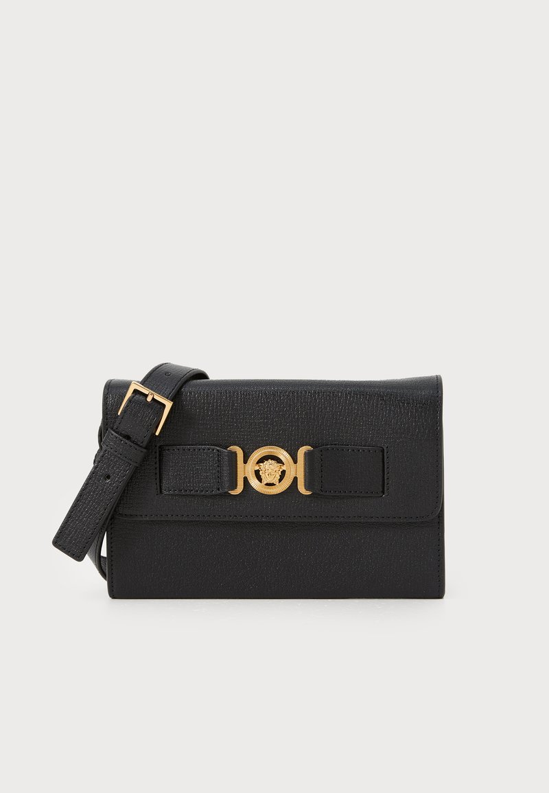 Borsa a tracolla nera in pelle con finitura testurizzata, hardware dorato e dettaglio decorativo con fibbia. Include una tracolla regolabile per maggiore versatilità.