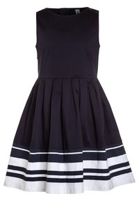 Hame pitkä ilman hihoja tummasta laivaston sinisestä kankaasta, joka sisältää pleatatut helmat, joissa on valkoinen ja laivaston sininen raidoitus. Pyöreä pääntie, puolipitkä muoto.