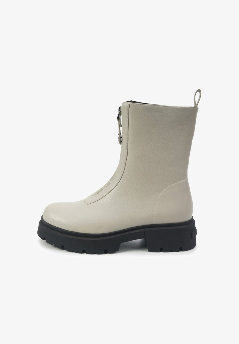 Bílé kožené kotníkové boty s hladkým povrchem, bočním zipem a robustní černou podrážkou. Na zadní straně se nachází poutko.