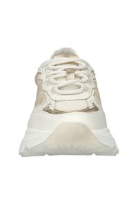Witte sneaker met gouden accenten, met een bovenwerk van mesh en leer, ronde neus, vetersluiting aan de voorkant en een textuurzool voor grip.