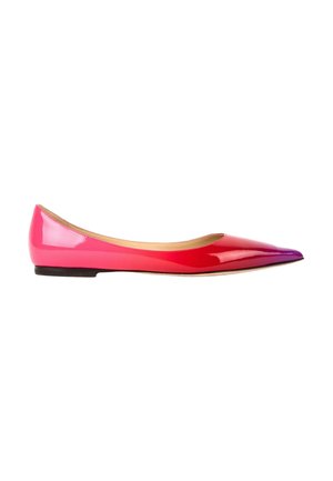 Chaussure plate pour femme à bout pointu et brillant, avec un dégradé de couleur du rose vif au violet et une fine semelle noire.