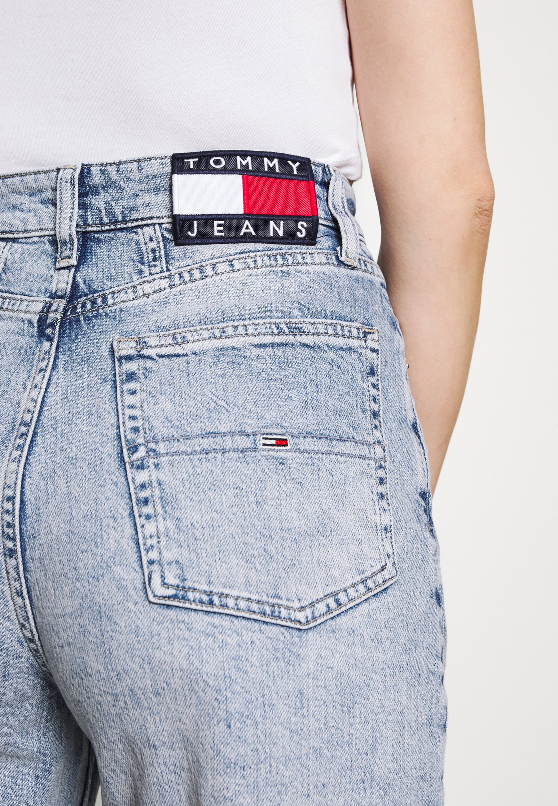 Tommy Jeans MOM JEAN ULTRA - Laisvo kirpimo džinsai - ames/šviesiai mėlyno  džinso - Zalando.lt