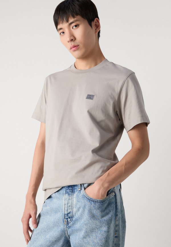 WOVEN LABEL REGULAR TEE - Basic T-shirt - rock ridge2