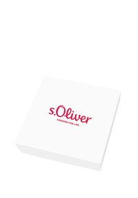 Scatola rettangolare bianca con superficie liscia. Il coperchio presenta il testo rosso "s.Oliver" e "FASHION FOR LIFE" in un carattere in grassetto.
