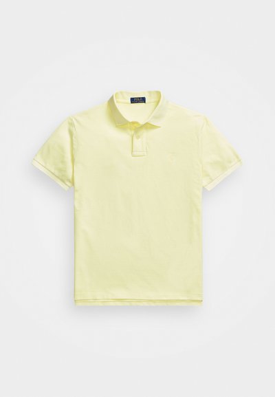 Polo com gola clássica em algodão amarelo, mangas curtas, pala de três botões e logótipo bordado no lado esquerdo do peito.