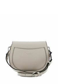 Sac bandoulière en cuir beige clair, forme arrondie, sangle unique avec accents noirs, poche avant, logo embossé sur la surface.