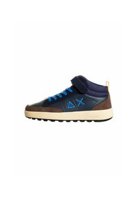 Sneaker alto in pelle blu e suede marrone con accenti blu, cinturini in nylon e suola in gomma testurizzata. Presenta un inserto protettivo sul tallone.