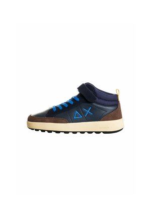 Sneaker alto in pelle blu e suede marrone con accenti blu, cinturini in nylon e suola in gomma testurizzata. Presenta un inserto protettivo sul tallone.