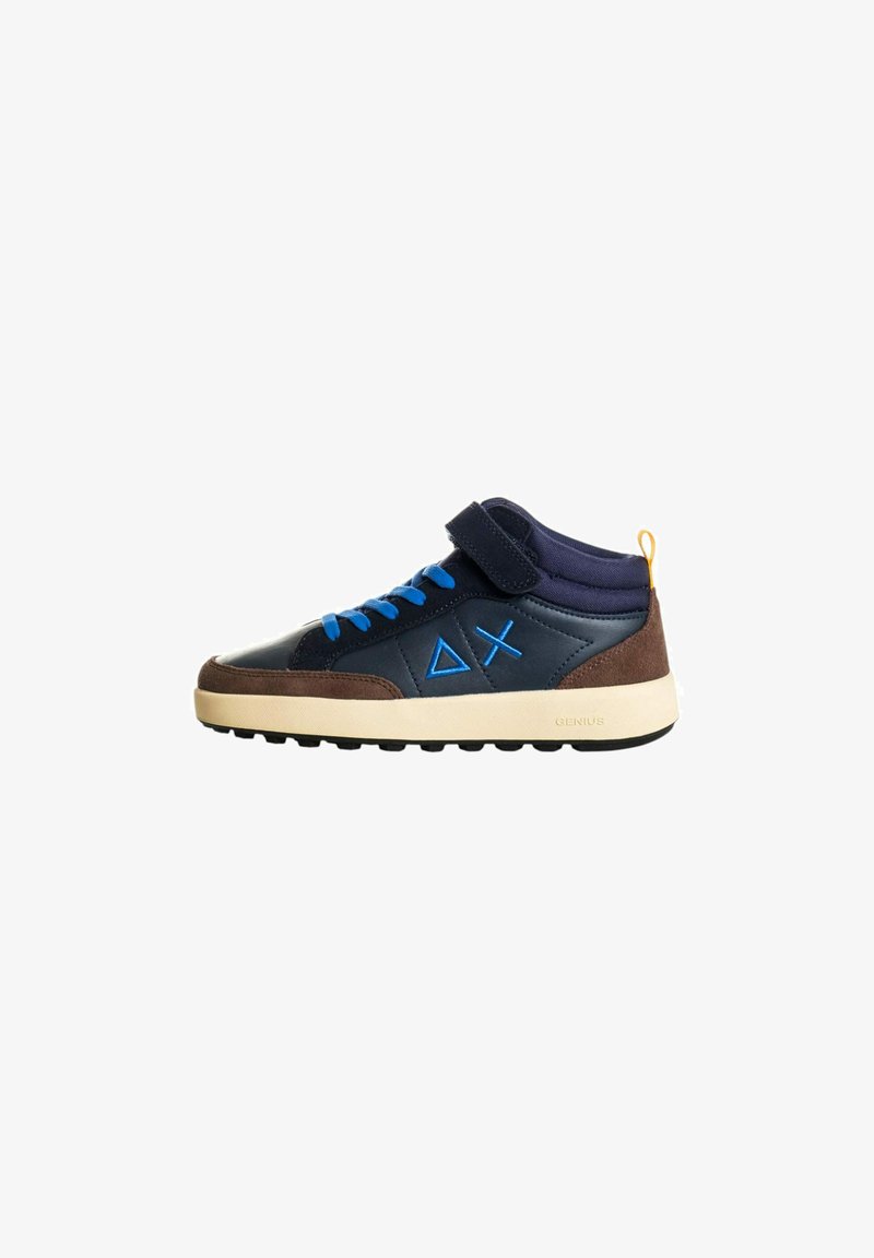 Sneaker alto in pelle blu e suede marrone con accenti blu, cinturini in nylon e suola in gomma testurizzata. Presenta un inserto protettivo sul tallone.
