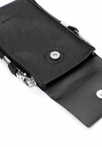 Portefeuille en cuir noir avec une finition texturée, doté de quincaillerie en argent, d'une fermeture à pression et d'un compartiment zippé le long d'un bord.