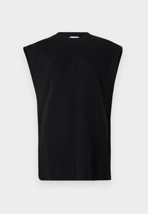 Top sin mangas de punto negro con un cuello alto, que presenta una textura acanalada y aberturas laterales para facilitar el movimiento.