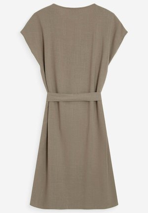 Vestido marrón topo hasta la rodilla con mangas cortas y cinturón a juego de la misma tela, con un sutil patrón texturizado.