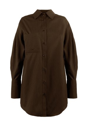 Hnedo pruhovaná košeľa s dlhým rukávom a golierom na gombíky, s vreckom na hrudi, na ktorom sú horizontálne pruhy. Hladká textura, voľný strih.