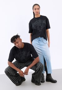 YOURTURN UNISEX - Print T-shirt - black