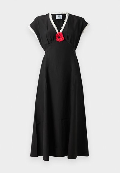 Črna maksi obleka s kratkimi kapicami, rebrasto belo čipkastim ovratnikom in okrasno rdečo cvetlico na pasu. Gladka tekstura tkanine.
