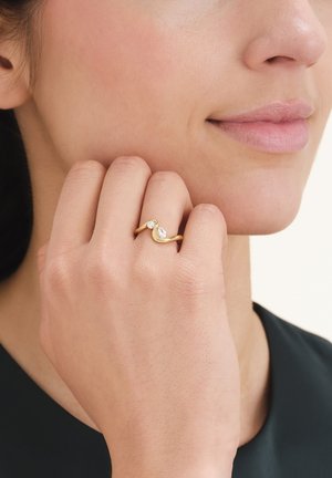 Rosefield, MIXED CRYSTALS WAVE RING SIZE - Ring - gold-coloured