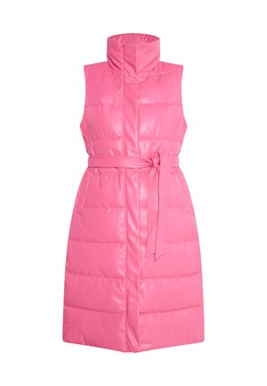 Gevoerde mouwloze vest in felroze, met een hoge kraag, een ceintuur in de taille en een glanzende afwerking met een horizontaal gestikt patroon.