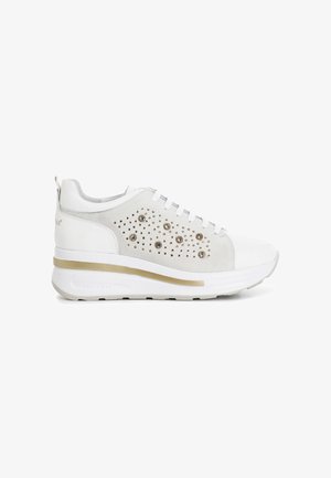 Hvide sneakers med ruskind og lædermaterialer, prydet med metalnitter, en polstret sål og en subtil gylden detalje på siden.