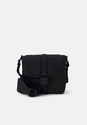 Borsa a tracolla nera realizzata in materiale testurizzato, con un pattina decorata da motivi diagonali, tracolla regolabile e chiusura a fibbia.