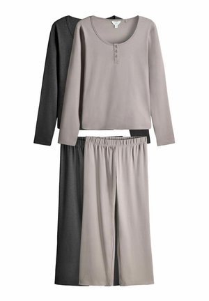 Zwei Langarmoberteile und eine Hose aus grauem und hellbeigem Stoff. Das beige Oberteil hat einen runden Halsausschnitt und eine Detail mit drei Knöpfen.