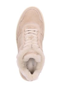 Beige suède high-top sneaker met een zachte, crèmekleurige bontvoering rond de kraag en de tong. Witte rubberen zool, vetersluiting.