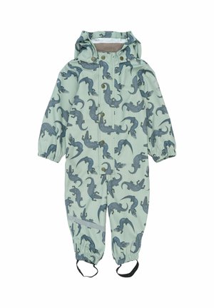 Traje impermeable verde de una sola pieza con patrón de cocodrilo, capucha y puños elásticos. El diseño incluye cierres a presión y tirantes ajustables para los pies.