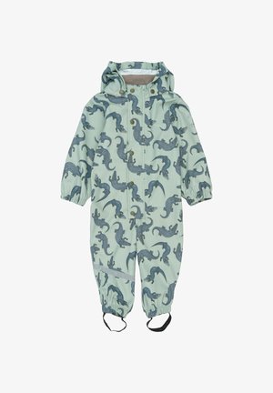 Traje impermeable verde de una sola pieza con patrón de cocodrilo, capucha y puños elásticos. El diseño incluye cierres a presión y tirantes ajustables para los pies.