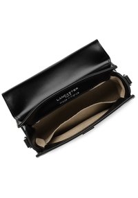 Clutch bag in pelle nera con finitura liscia, apertura superiore e interno beige. Presenta un'etichetta del marchio all'interno e hardware minimalista.