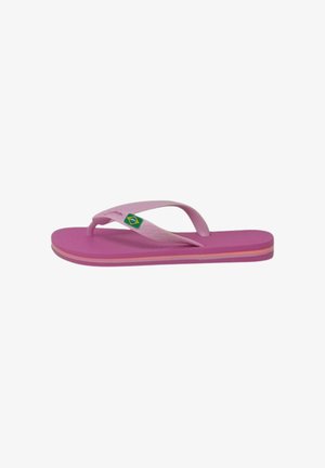 Roze flip-flop met een gestructureerde band, voorzien van een klein detail van de Braziliaanse vlag. De zool heeft lagen van roze en wit. Plat, flexibel ontwerp.