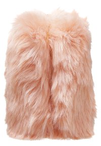 Ett par mjuka, fluffiga, ljusrosa fuskpäls-inneskor med tjock, plyschig textur, visade uppifrån på en vit bakgrund.