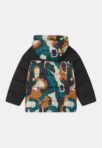 Puffer bunda s vícetrikovým maskovacím vzorem v odstínech modrozelené, oranžové a černé na zadní straně, s černým materiálem na přední části a kapuci.