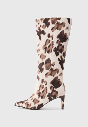 Stivale al ginocchio, con punta a forma di freccia, in tessuto leopardato bianco e marrone, con tacco sottile e superficie liscia. Design elegante.