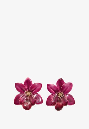 Orecchini a forma di fiore rosa realizzati in materiale lucido, caratterizzati da più strati simili a petali e un accento centrale dorato per un tocco di dettaglio in più.